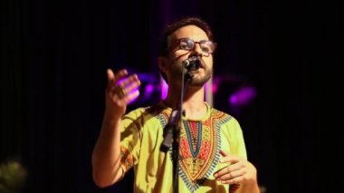 Yerel bir kelime olayında hikaye anlatıcısı