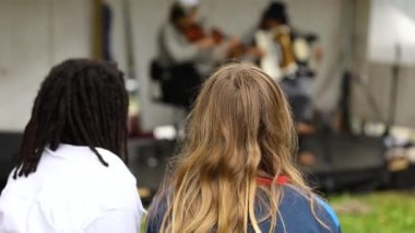 Çok kültürlü müzik festivalinde izleyiciler