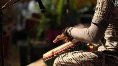 Yerel müzik festivalinde davulcu