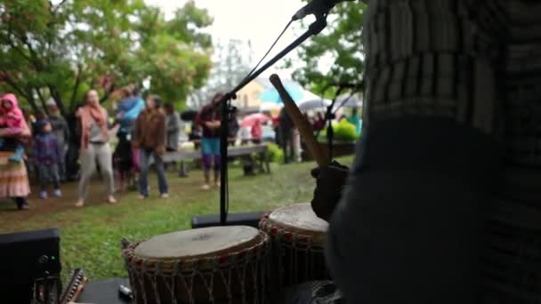 Afrikaanse drummer bij cultureel muziekoptreden — Stockvideo