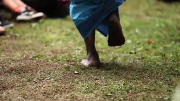 Africká tanečnice vystupuje na kulturní akci — Stock video