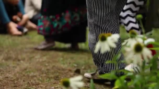 Çok kültürlü müzik festivalinde dansçılar — Stok video