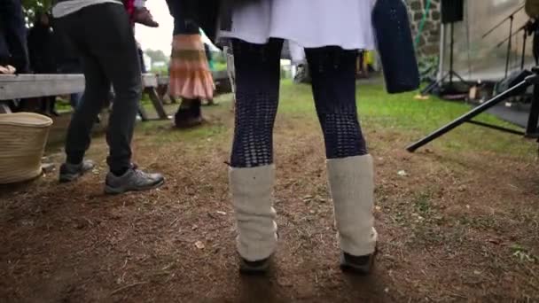 Dansare på mångkulturell musikfestival — Stockvideo