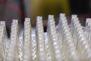 Bira fabrikası beyaz bardak boş şişe