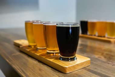 Bira bardakları ahşap tepside