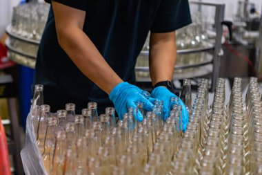 Bira fabrikası beyaz bardak boş şişe