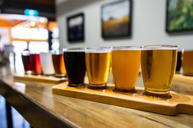 Bira bardakları ahşap tepside