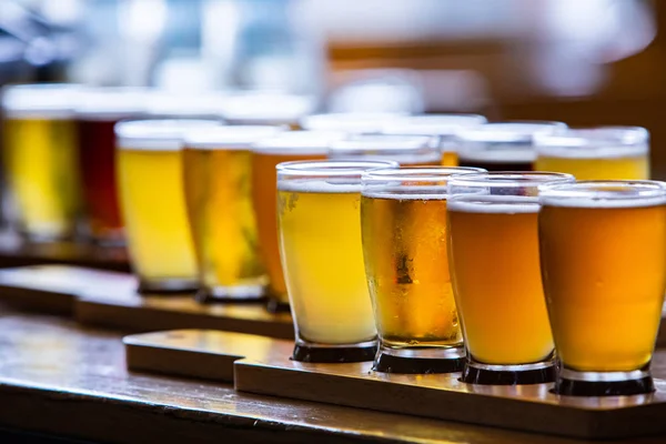 Bira bardakları ahşap tepside