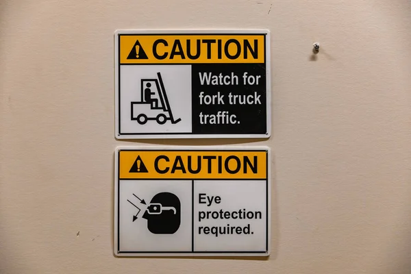 Två varningsskyltar på väggen — Stockfoto