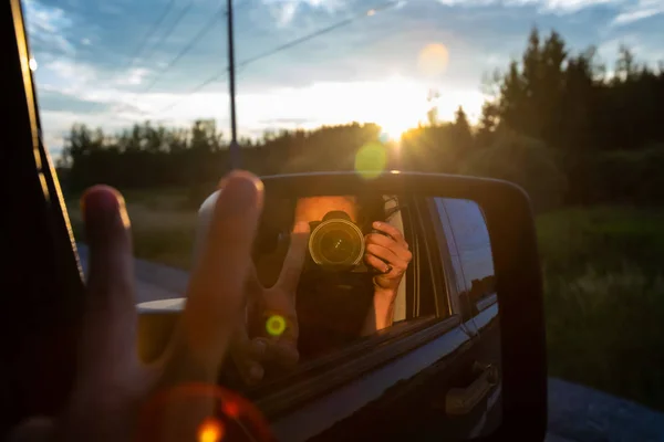 Reflexão de fotógrafos no espelho retrovisor — Fotografia de Stock