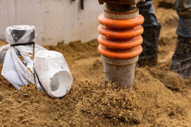 Titreşimli hidrolik toprak öğütücü çalışıyor