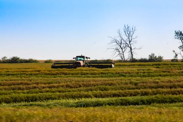 Pojazdy rolnicze pracujące na polu uprawnym — Zdjęcie stockowe