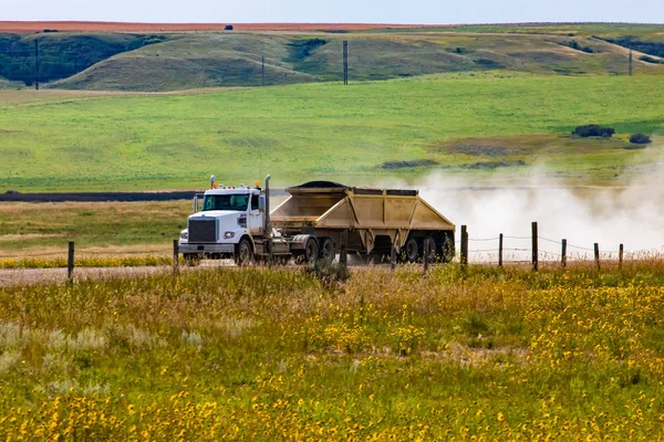 Ciężarówka transportuje ciężkie produkty rolne — Zdjęcie stockowe