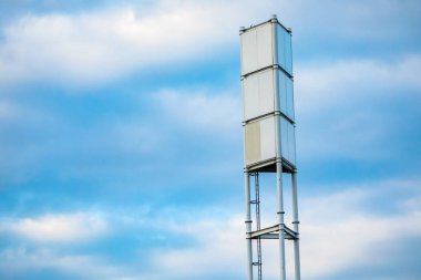 Gökyüzü bulutlu GPS kulesi
