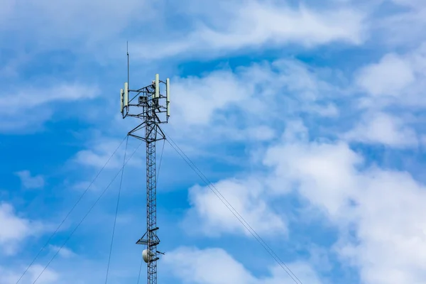 Estación base celular contra cielo azul — Foto de Stock