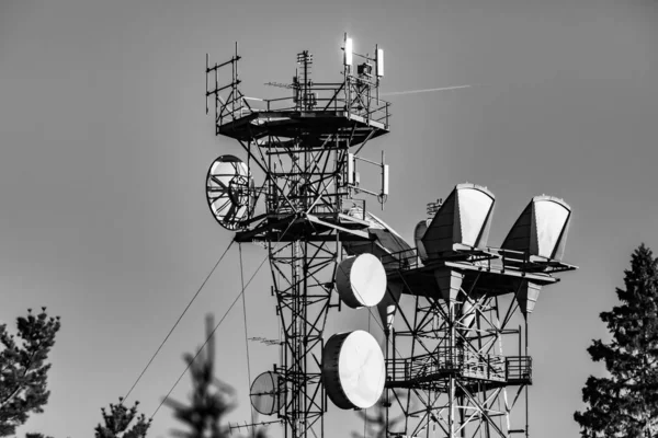 Torre de estación base celular monocromática —  Fotos de Stock