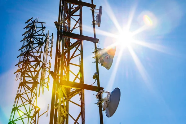 Mobilfunk-Basisstation gegen blauen Himmel — Stockfoto