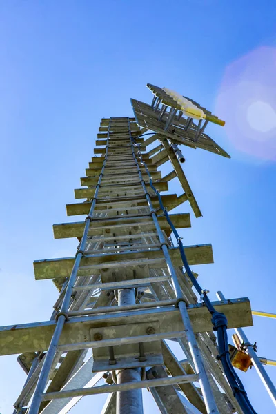 Mobiel basisstation tegen blauwe lucht — Stockfoto