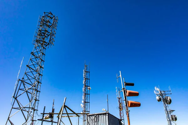 Gps无线电通信塔和天空 — 图库照片