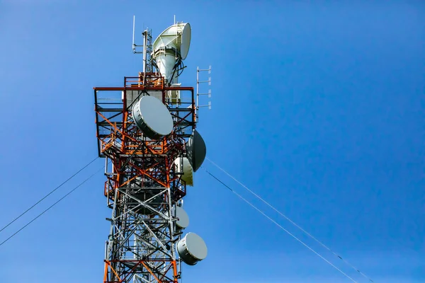 Estación base celular contra cielo azul — Foto de Stock