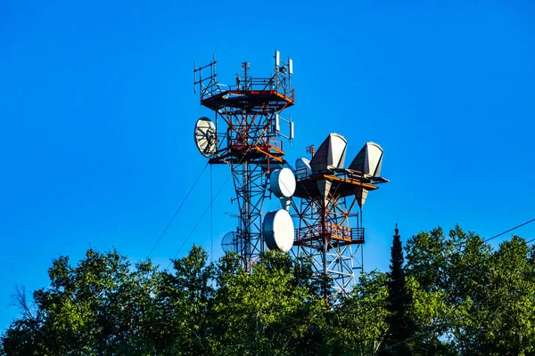 Estación base celular contra cielo azul — Foto de Stock