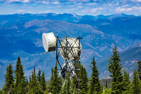 Turnul GPS în Rockies canadiene rurale — Fotografie, imagine de stoc