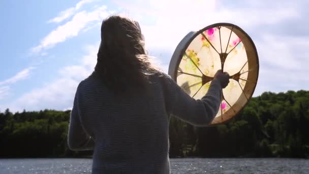 Tambor sagrado naturaleza espiritual viaje — Vídeo de stock