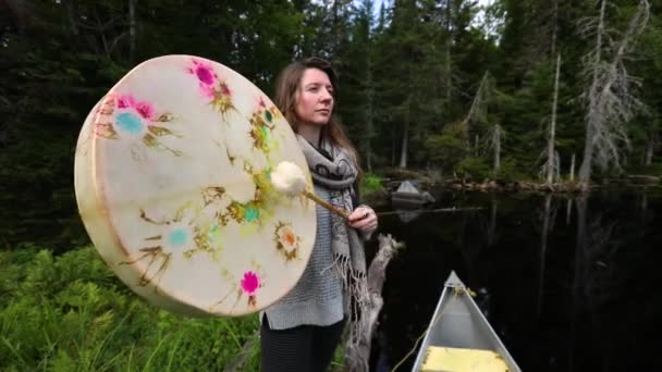 Sacred drumming spiritual canoe trip — Stock Video