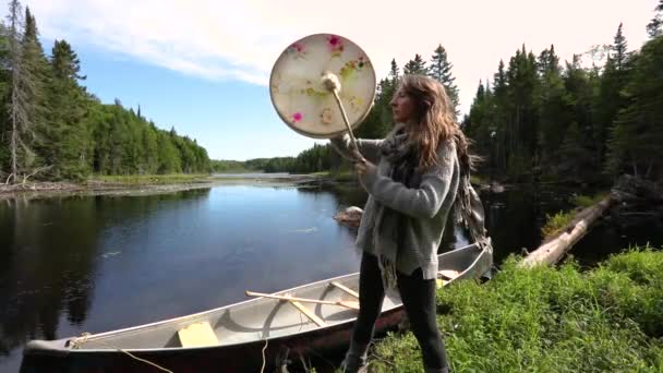神聖な太鼓の精神的なカヌー旅行 — ストック動画