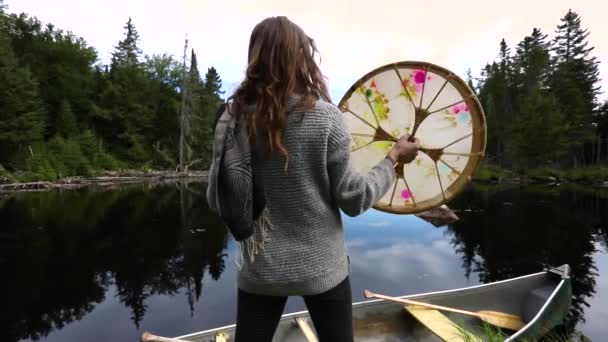 Helig trummande andlig kanot resa — Stockvideo