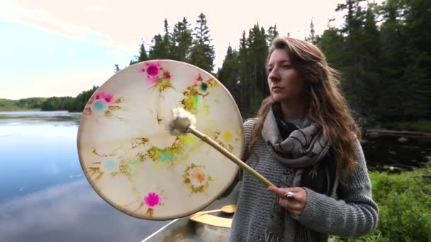 Helig trummande andlig kanot resa — Stockvideo