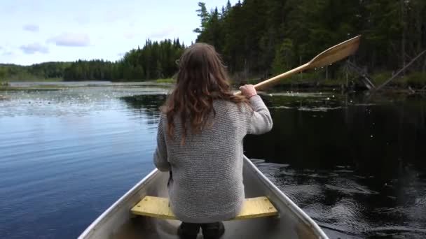 Remar em uma canoa em um lago tranquilo — Vídeo de Stock