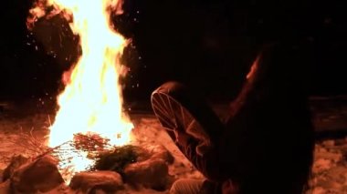Ateşle yapılan mistik yerli savaşçı ayini