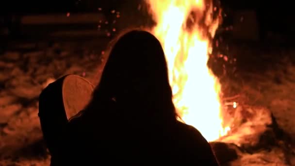 Mystisches Ritual der indigenen Krieger durch Feuer — Stockvideo