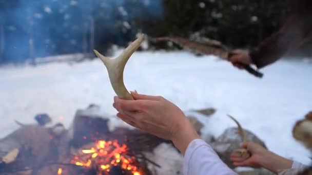 Guerreiro nativo adora no acampamento fogo — Vídeo de Stock