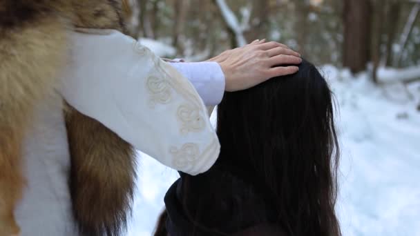 Rdzenny szaman uzdrowiciel w zimowym lesie — Wideo stockowe
