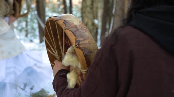 Mystinen shamaani parantaja talvella metsässä — kuvapankkivideo