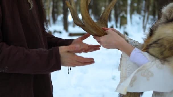 Mystisk schaman helare i vinterskogen — Stockvideo