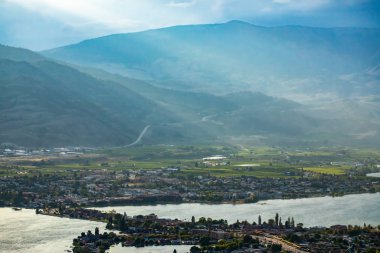 Güneş doğarken Okanagan Vadisi 'nin güzelliği