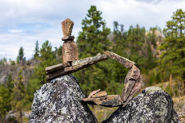 Une figure inhabituelle en pierre inukshuk — Photo