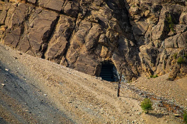 Höhlentunnel im felsigen Gebirge — Stockfoto