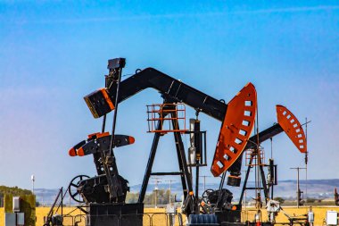 Kırsal alanda petrol kuyusu kazmak