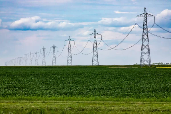 Elektrische masten op landbouwgrond op het platteland — Stockfoto