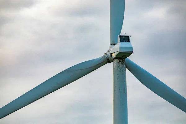 Nacelle of a wind turbine and cloudy sky — Stock Photo, Image