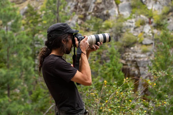 Fotógrafo de naturaleza y fauna en el trabajo — Foto de Stock