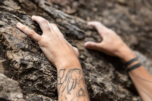 Χέρια ενός παραδοσιακού ορειβάτη — Φωτογραφία Αρχείου