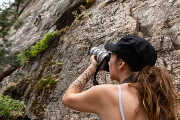 Sportfotograf knäpper bergsklättrare — Stockfoto