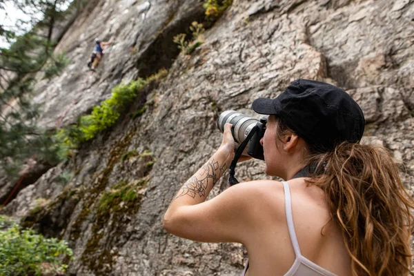 Sportfotograf knäpper bergsklättrare — Stockfoto