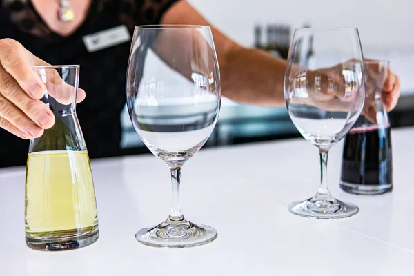 Pequeño mini decantador, degustación de vinos — Foto de Stock