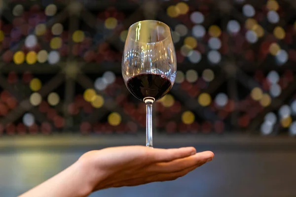 Vidrio contra el fondo de la sala de degustación — Foto de Stock